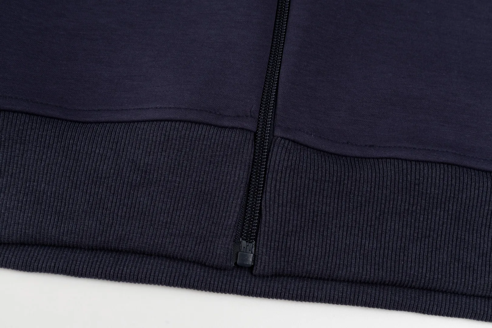 P236 #R95 Ralph Lauren/Ralph Lauren Twelve Color Pony🐎 Embroidered zipper cardigan jacket hooded sweatshirt This hooded sweatshirt is decorated with a simple style that represents Ralph Lauren. It is paired with a pony embroidery pattern, which is three-dimensional and full! The solid color fabric paired with exquisite embroidery instantly sets it off! Hooded sports design, loose and casual fit! The overall texture is very strong! Through the pictures, we can feel the thickness and texture of custom-woven and dyed threads. The workmanship is exquisite. They are shipped from major foreign trade factories. They are all made by masters with many years of experience. Everything is of high standards and requirements! Simple and versatile style ~ super delicate and soft, close to the body without being tied, all fabrics and accessories are original custom-made and of high quality! Perfectly reflects the brand’s sense of superiority! Standard cut, comfortable stretch, unrestricted movement! Highly practical, high-end and classy! Versatile style ~ can be paired with jeans or jogging pants. Ideal for transitioning from your morning commute to weekend events!  Color: Black with red label Black with white label Khaki Navy blue with red label Navy blue with white label White Light gray Dark gray Burgundy Army green Light blue Pink Size: S M L